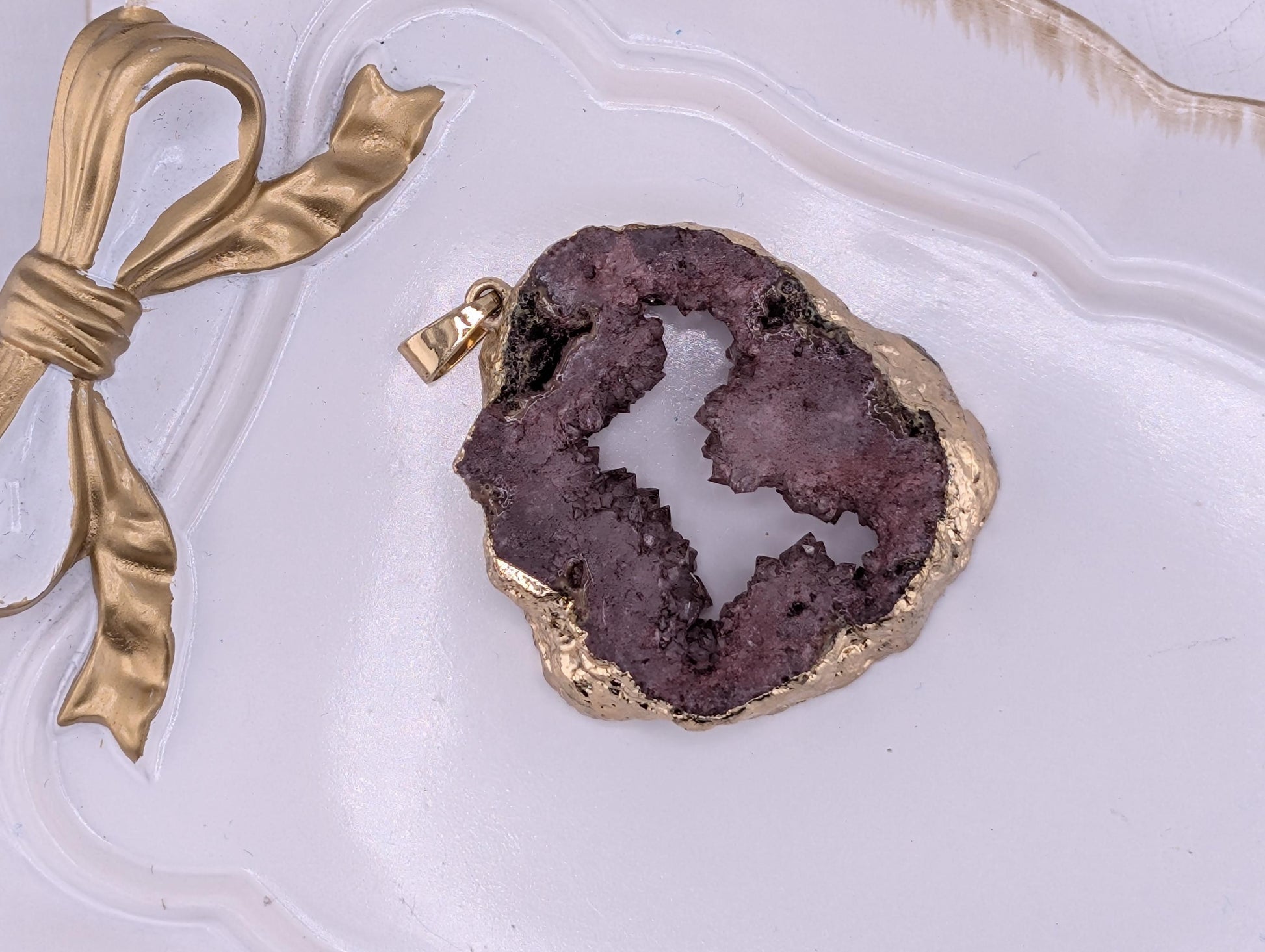 Dyed Agate Geode Pendant - Gold Tone, Rustic Chic Jewelry | Beads for Jewelry Making | DIY Bracelet Earring Supply