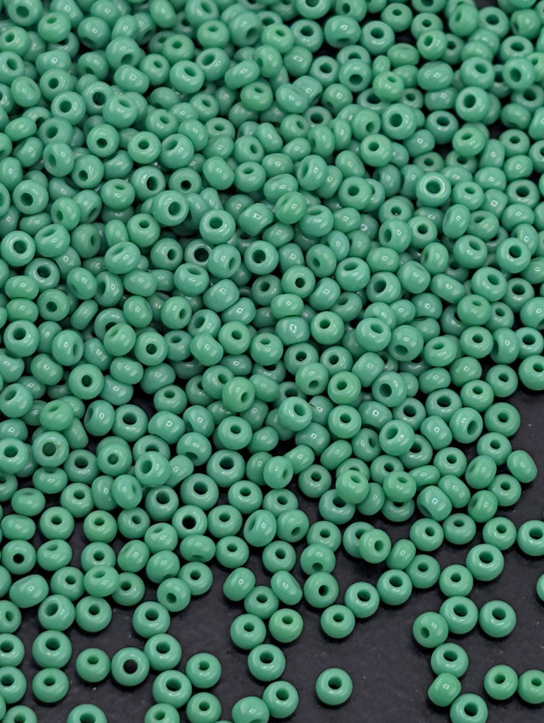 Preciosa 10/0 Seed Beads Opaque Green (Size 10/0 ) - 15g - Czech Glass Rocaille for Jewelry Making