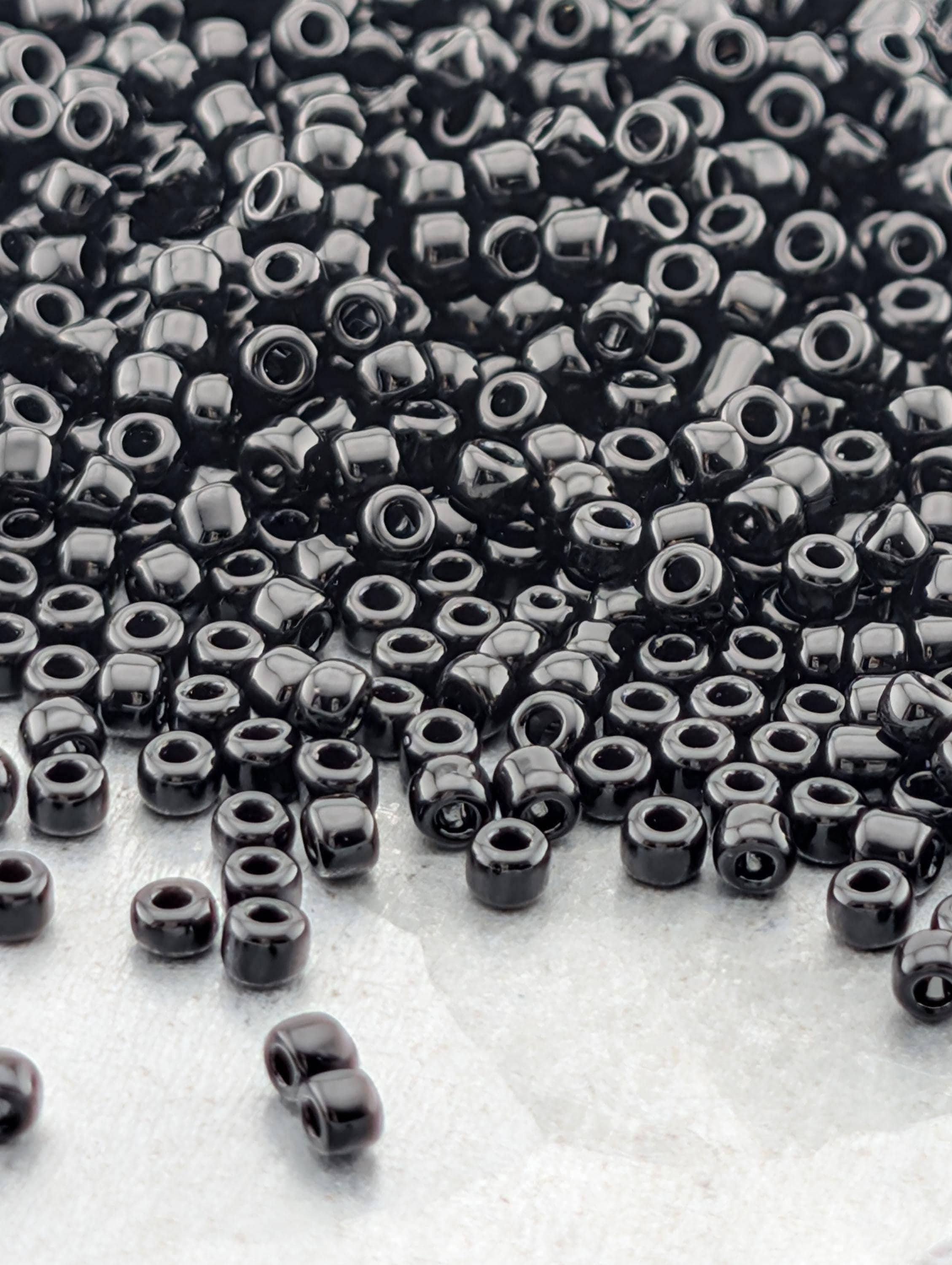 1820SB Opaque Black 11/0 Round Matsuno Seed Beads (15g, ~1650 pcs)