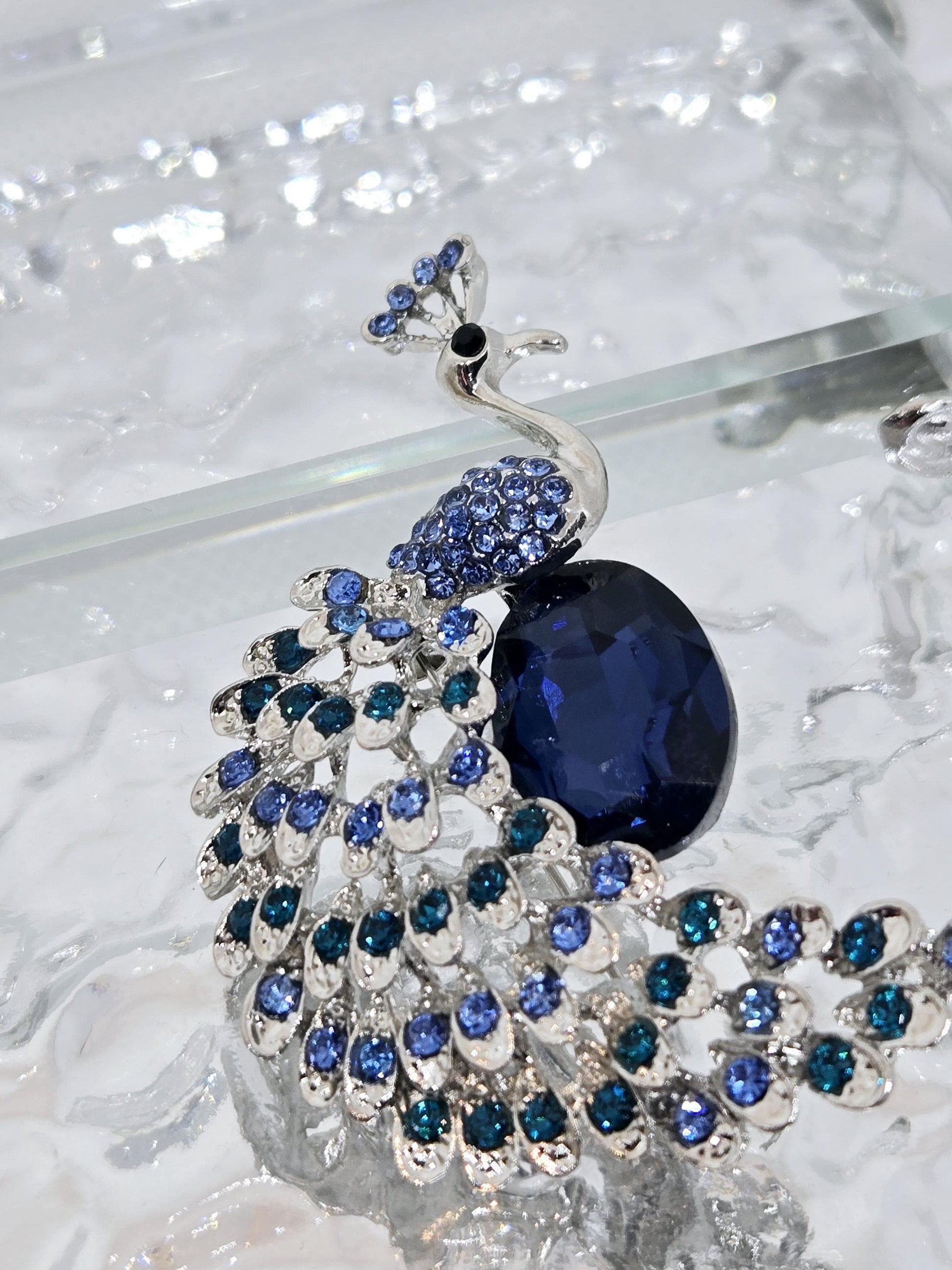 Peacock Feather Brooch: Colorful Enamel and Rhinestone Pin (Silver Plated)