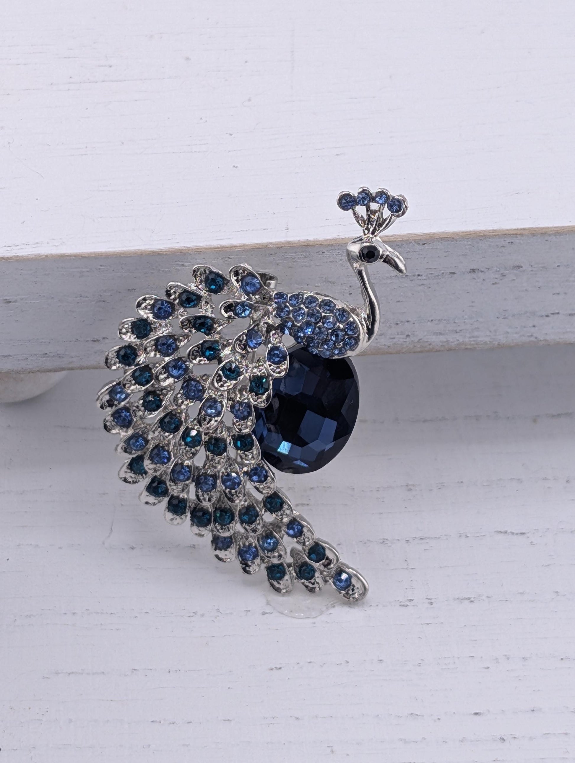 Peacock Feather Brooch: Colorful Enamel and Rhinestone Pin (Silver Plated)