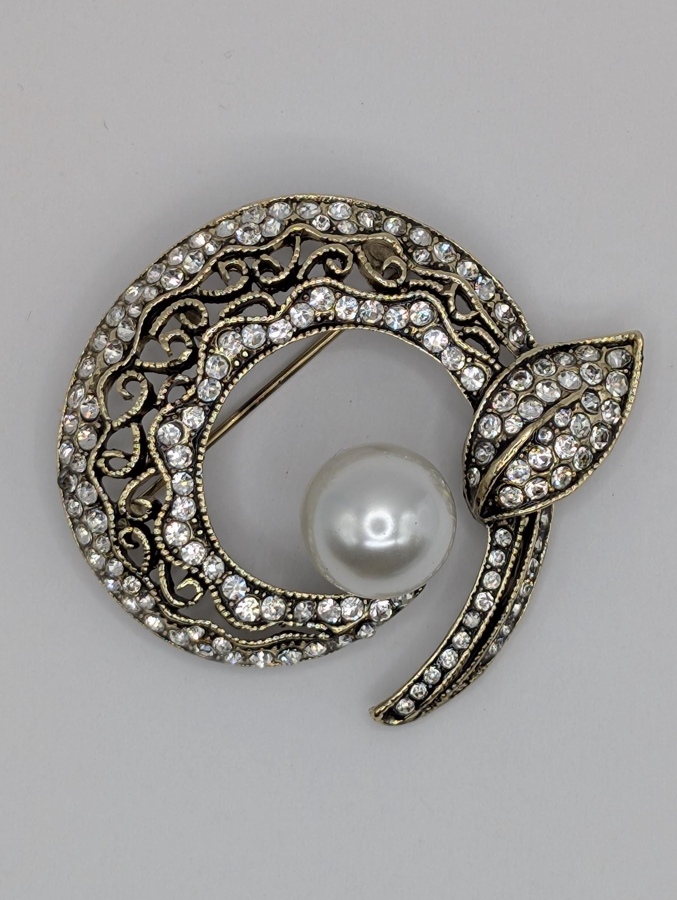 Gold Plated Crescent Pearl Brooch: Delicate Shine, Elegant Pin