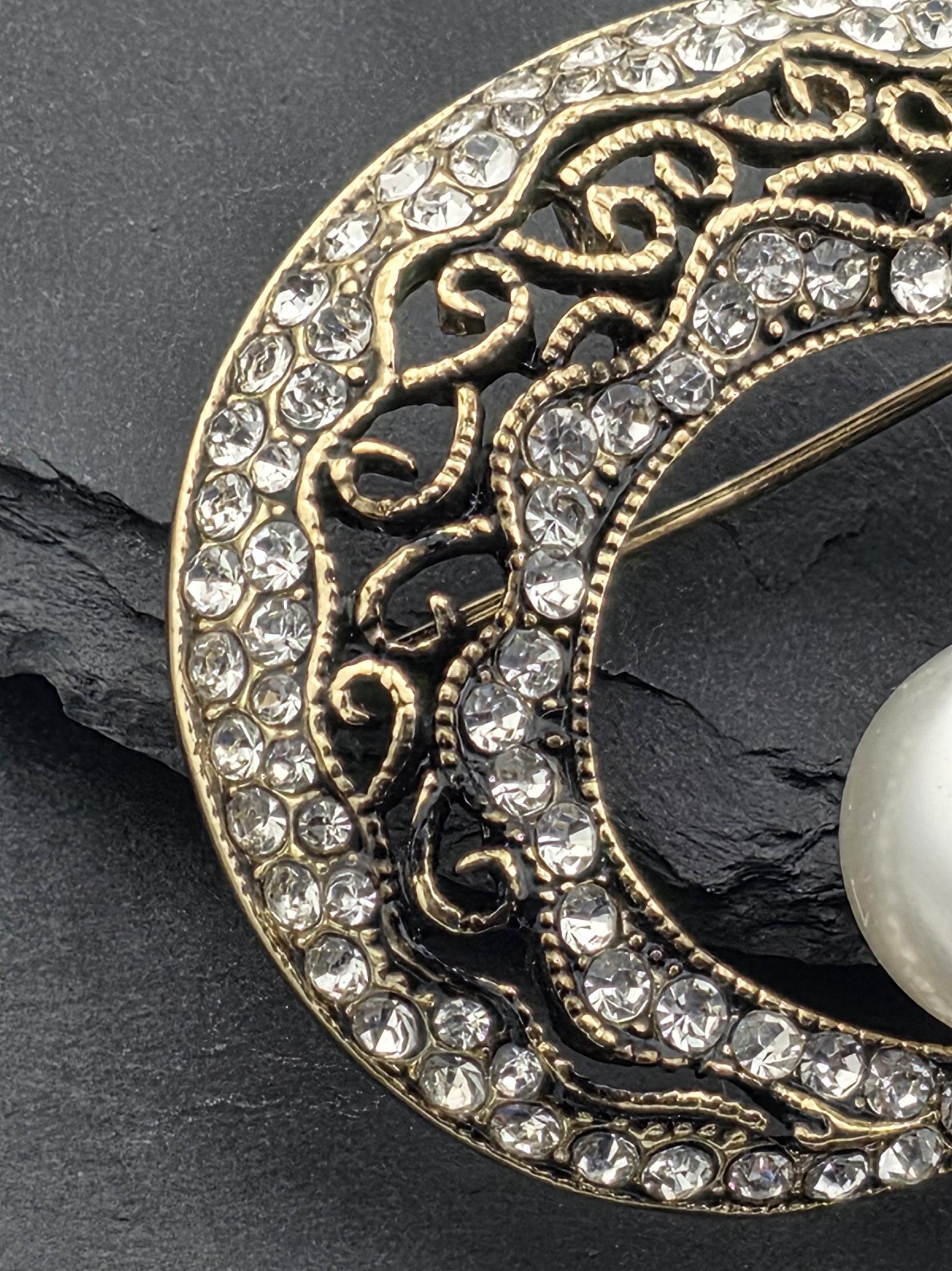 Gold Plated Crescent Pearl Brooch: Delicate Shine, Elegant Pin