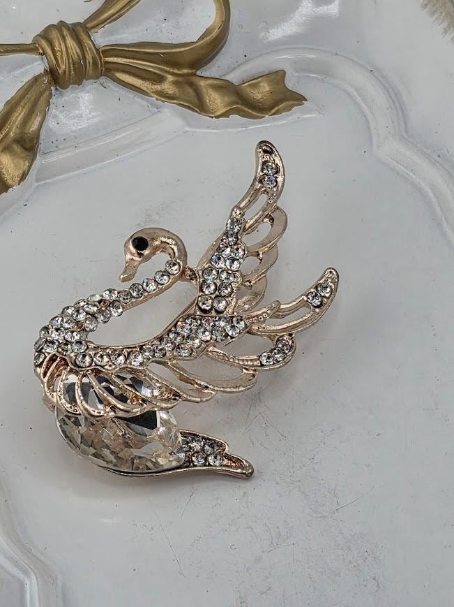 Swan Brooch Pin: Elegant Gold Plated Jewelry (Cubic Zirconia)