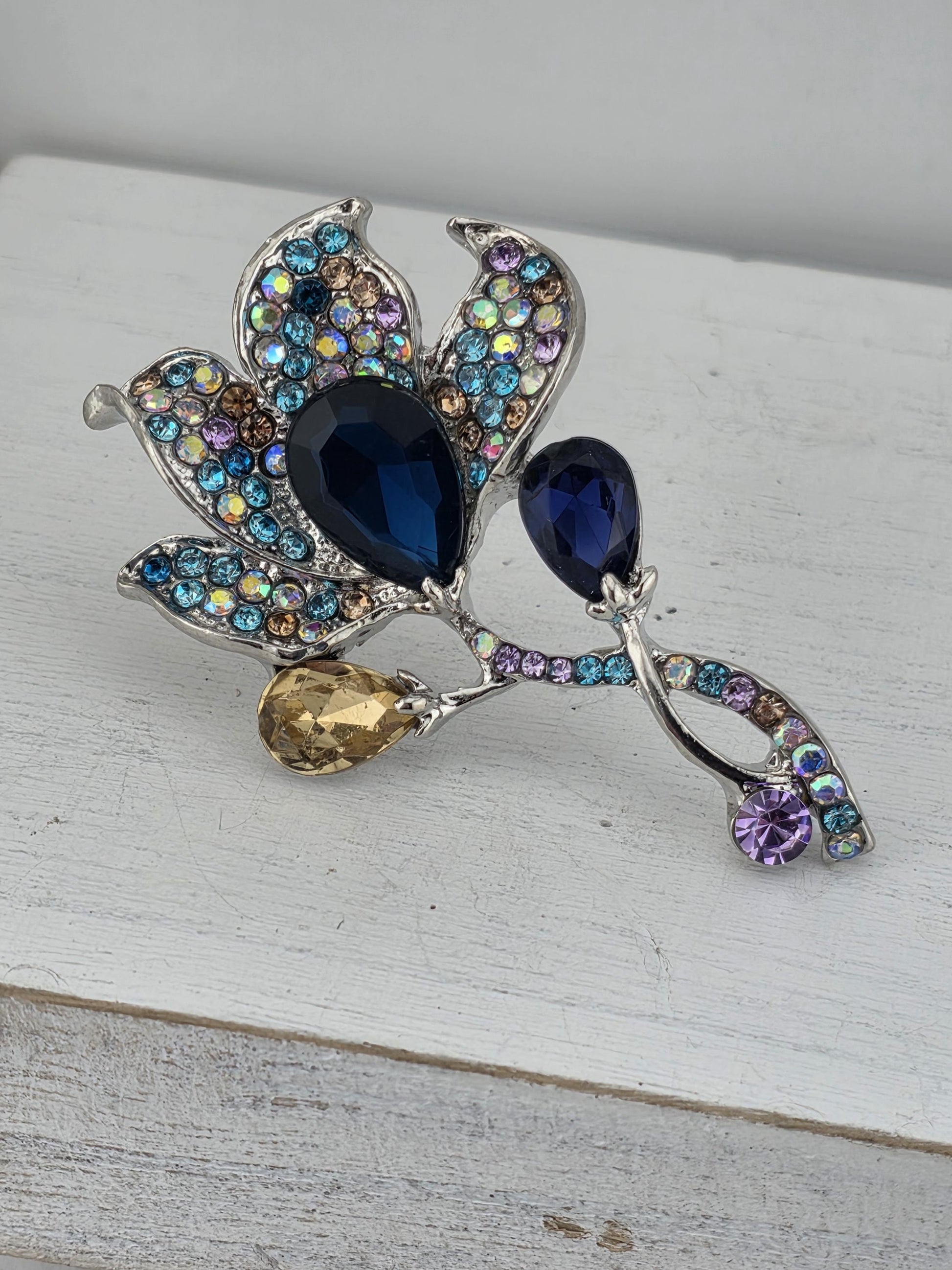 Luxurious Horseshoe Lily Flower Brooch - Sparkling Blue Gemstone Fashion Pin | Handmade Pin | Jacket Scarf Hat Accessory | Gift Idea