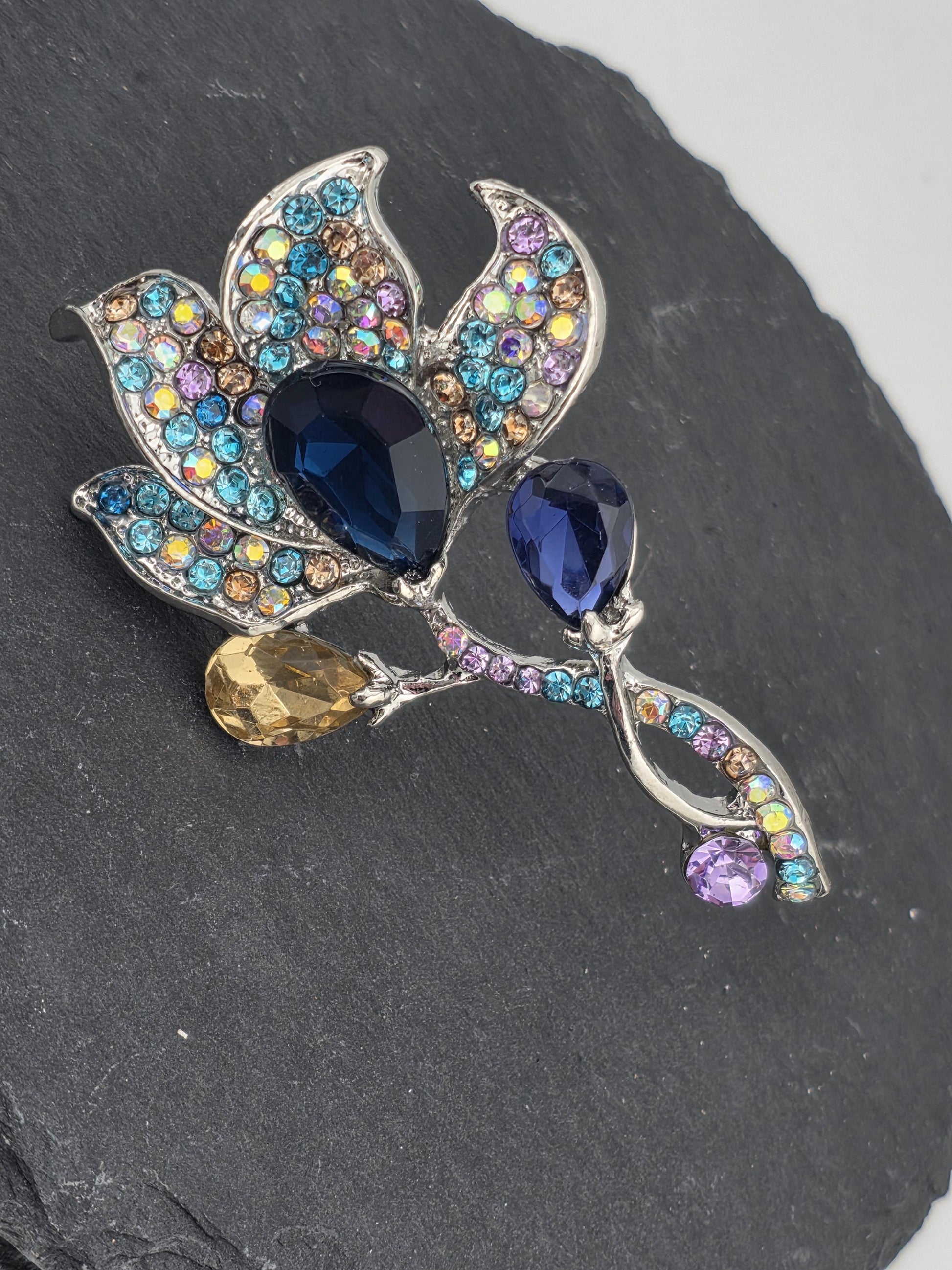 Luxurious Horseshoe Lily Flower Brooch - Sparkling Blue Gemstone Fashion Pin