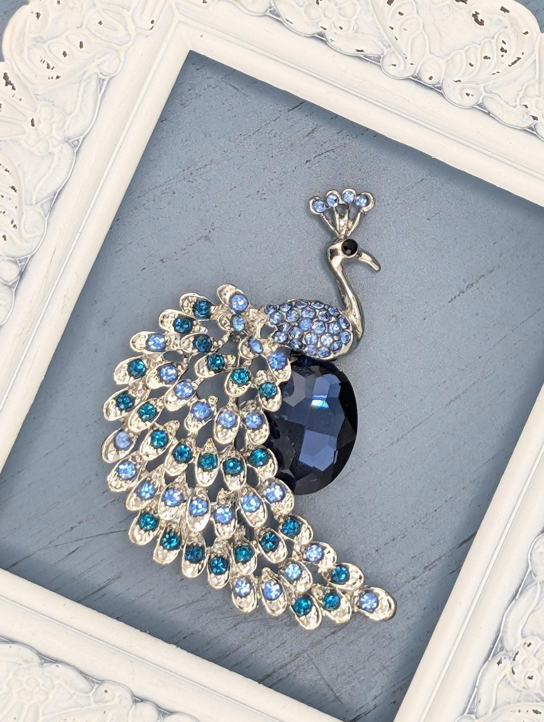 Peacock Feather Brooch: Colorful Enamel and Rhinestone Pin (Silver Plated)