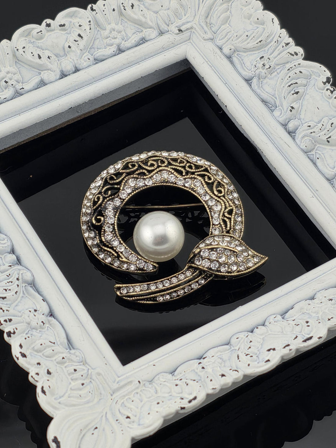 Gold Plated Crescent Pearl Brooch: Delicate Shine, Elegant Pin