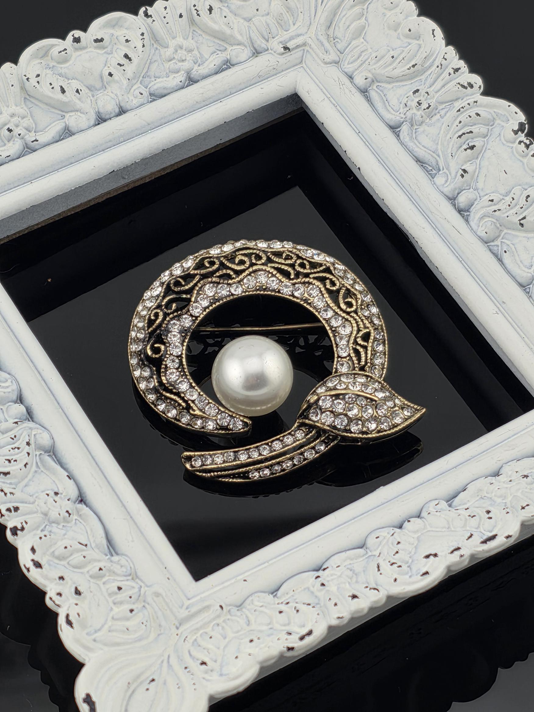 Gold Plated Crescent Pearl Brooch: Delicate Shine, Elegant Pin
