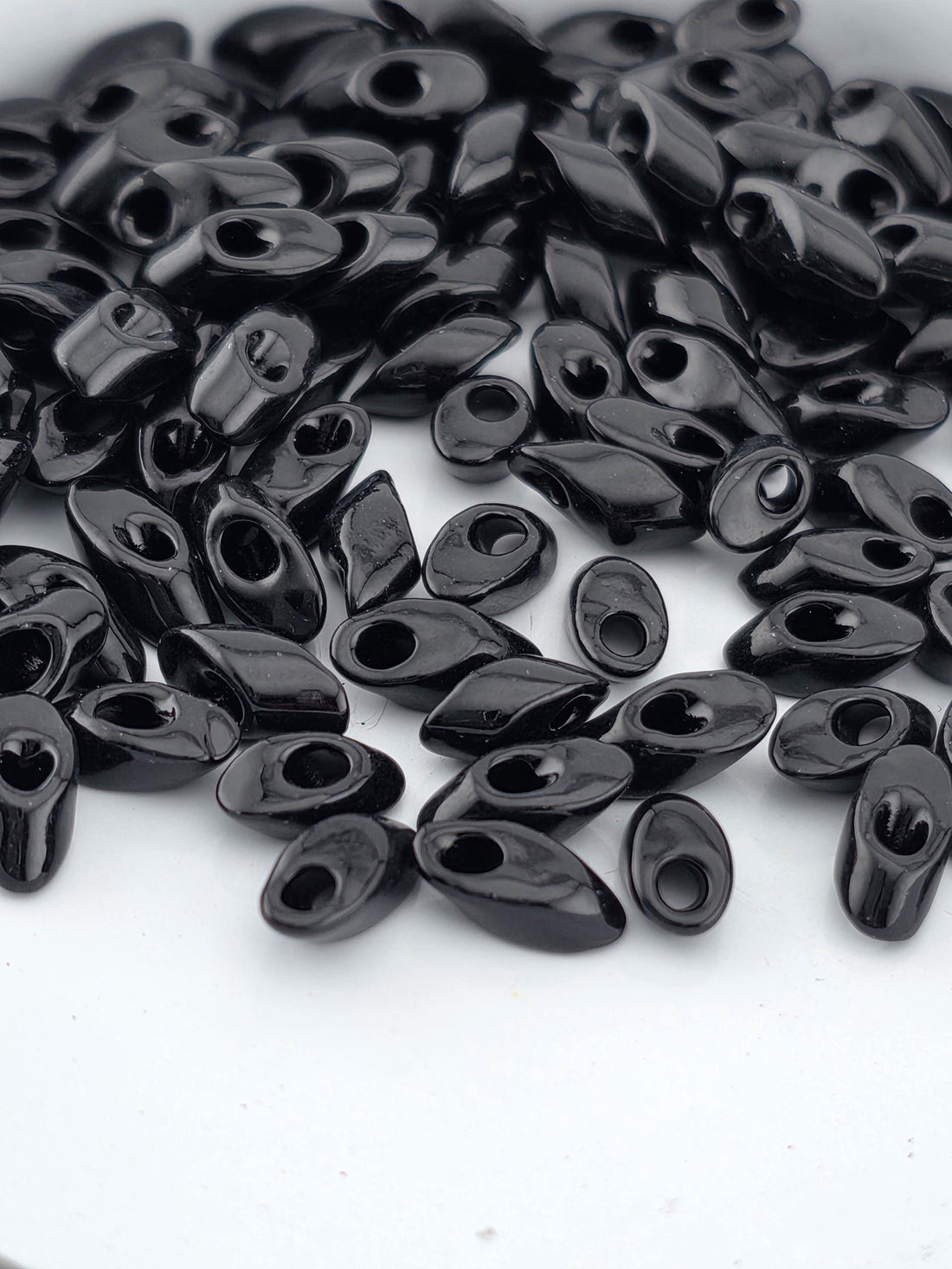 Miyuki Long Magatama Black O Size 4x7mm