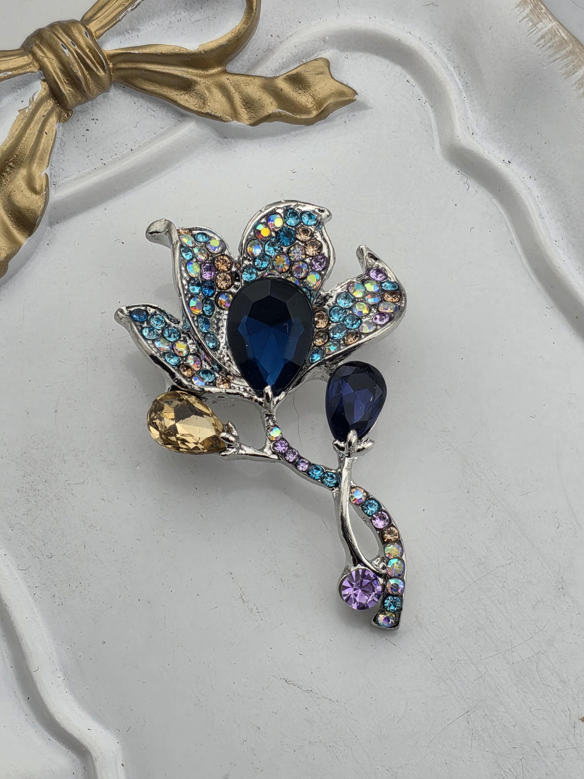 Luxurious Horseshoe Lily Flower Brooch - Sparkling Blue Gemstone Fashion Pin | Handmade Pin | Jacket Scarf Hat Accessory | Gift Idea