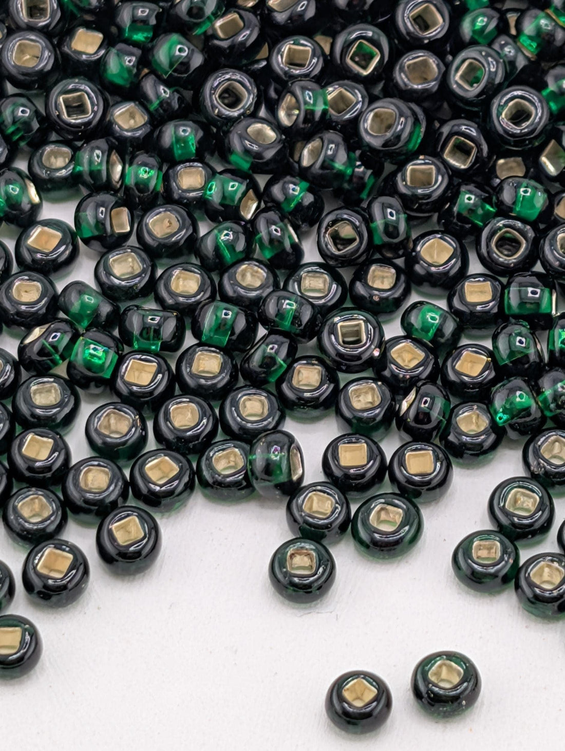 Translucent Emerald Green Silver Lined | Size 8 | 15g | Preciosa-Ornela Glass Seed Beads