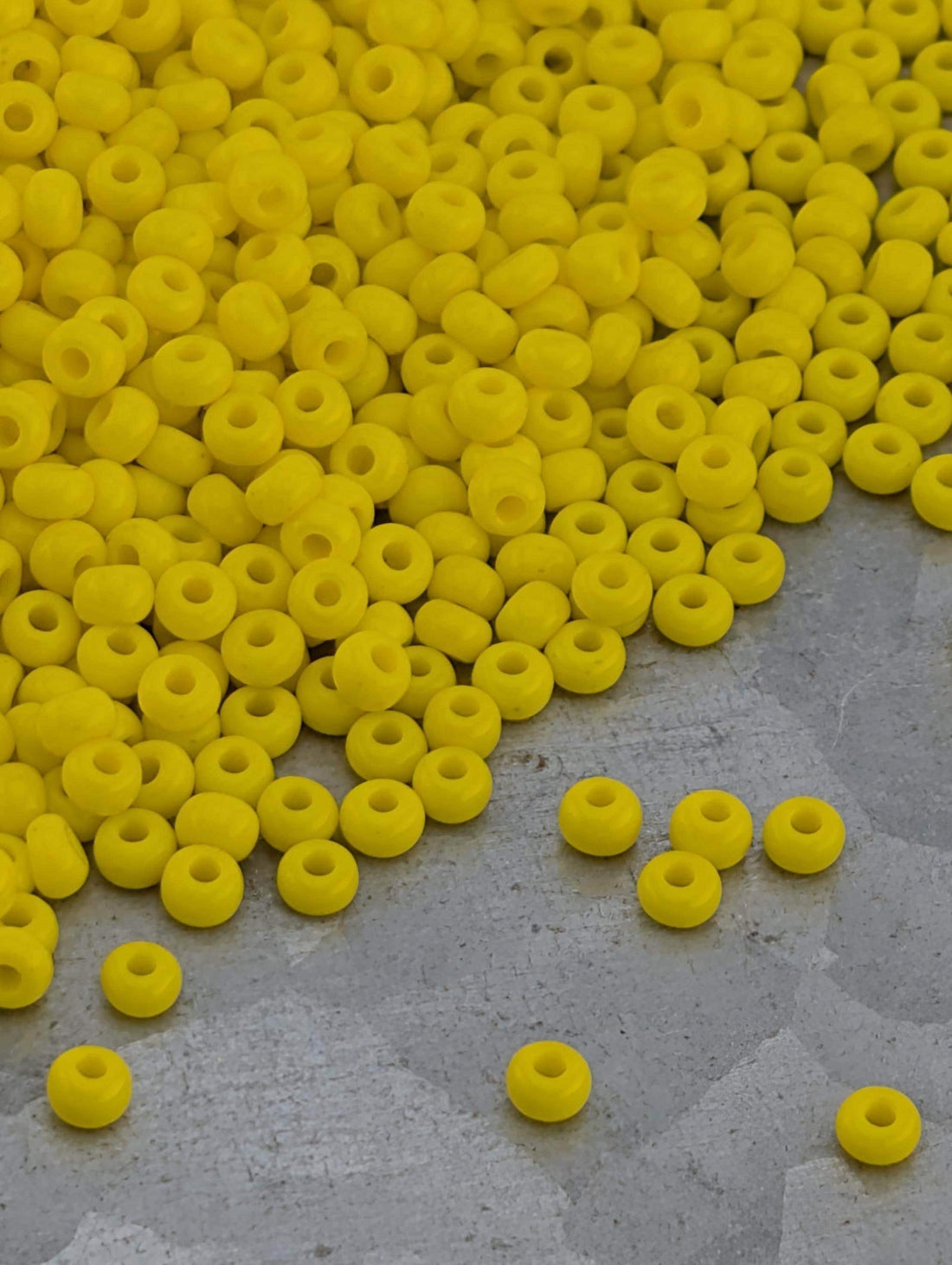 Opaque Lemon Yellow | Size 8 | 15g | Preciosa-Ornela Glass Seed Beads