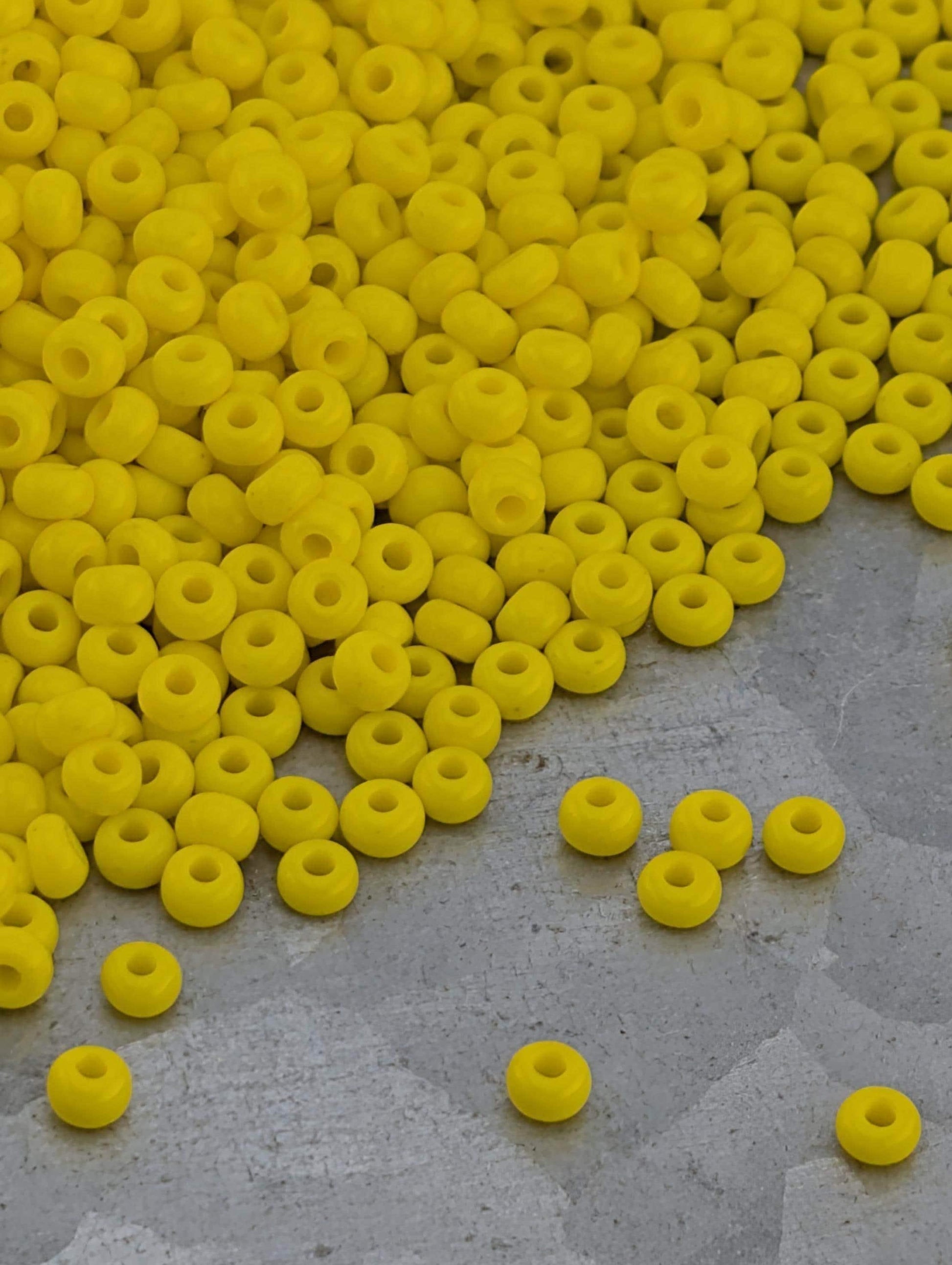 Opaque Lemon Yellow | Size 8 | 15g | Preciosa-Ornela Glass Seed Beads
