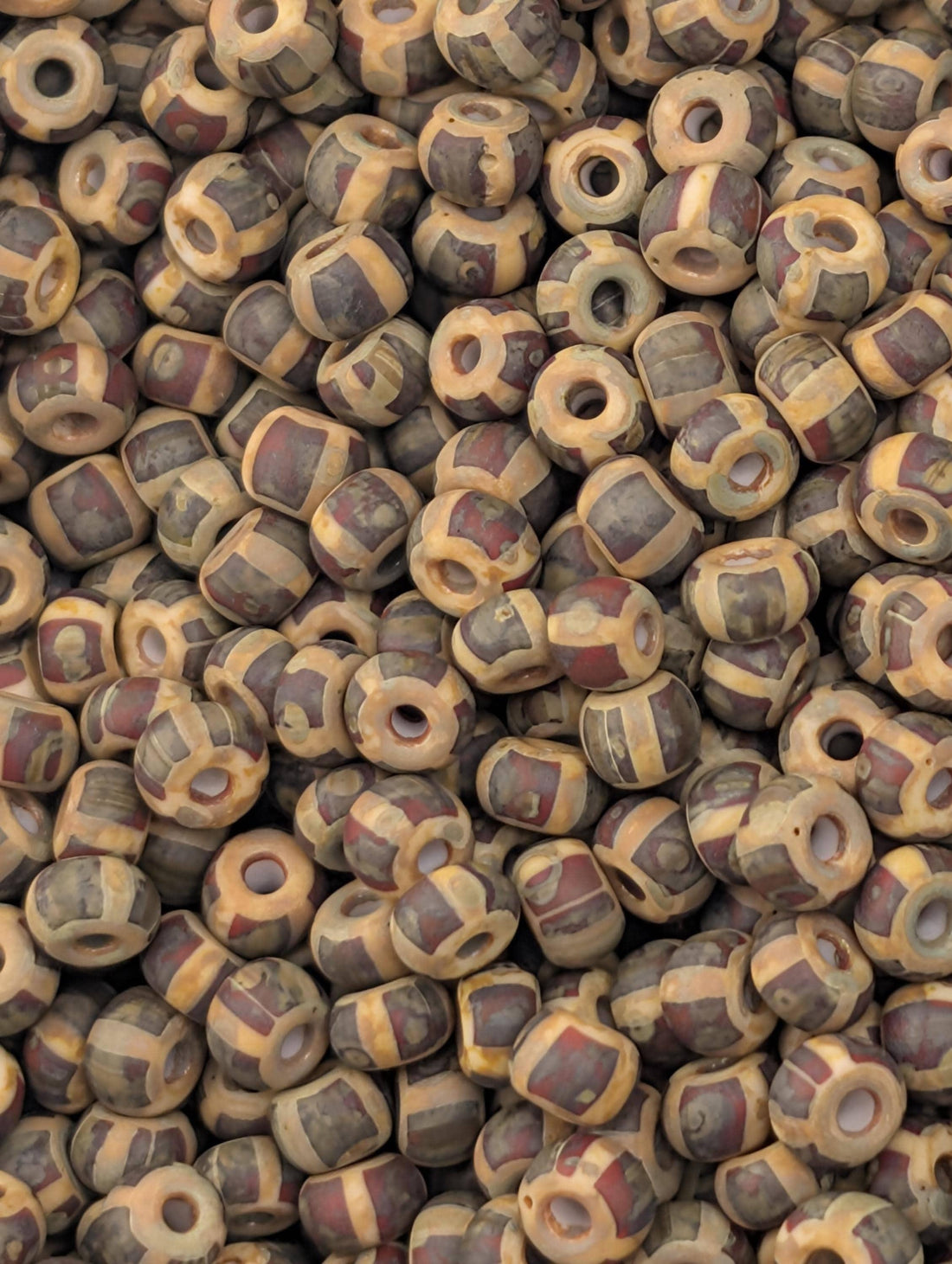 Aged White Red Patch Stripe | Size 8 | 15g | Preciosa-Ornela Glass Seed Beads