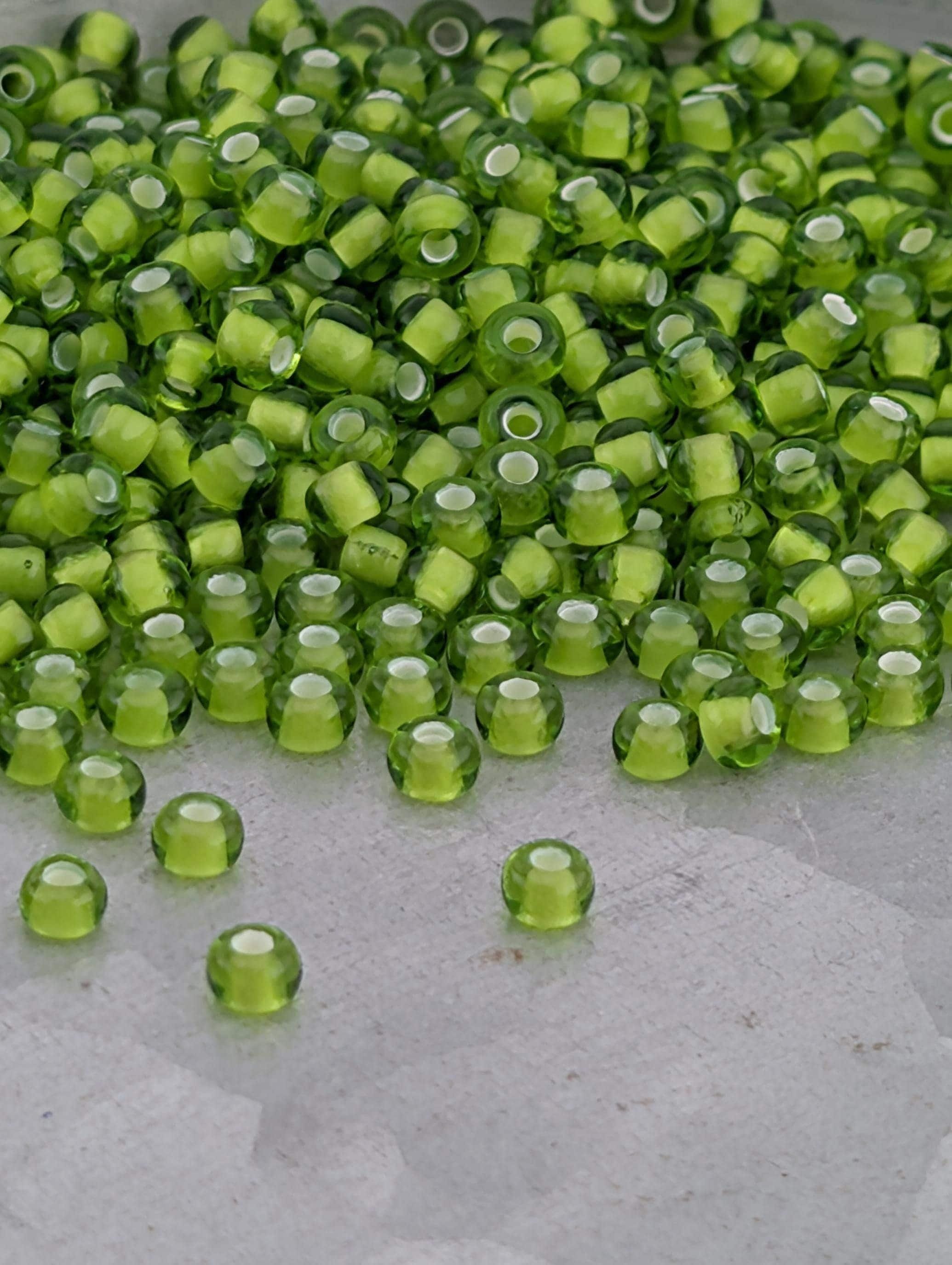 Transparent ChalkwhiteLined Green | Size 8 | 15g | Preciosa-Ornela Glass Seed Beads