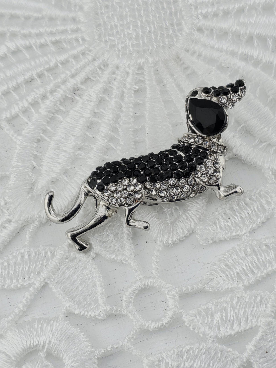 Animal Dog Brooch: Black Gemstone Jewelry Pin (50x25mm) | Handmade Pin | Jacket Scarf Hat Accessory | Gift Idea