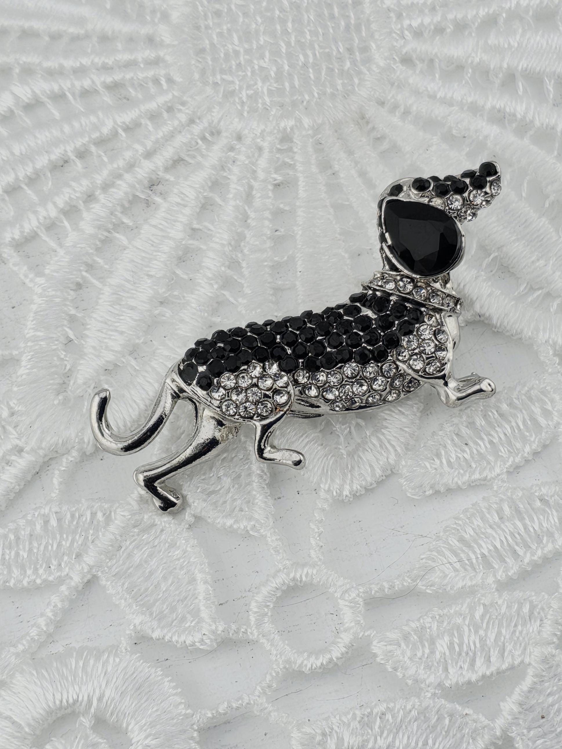 Animal Dog Brooch: Black Gemstone Jewelry Pin (50x25mm) | Handmade Pin | Jacket Scarf Hat Accessory | Gift Idea