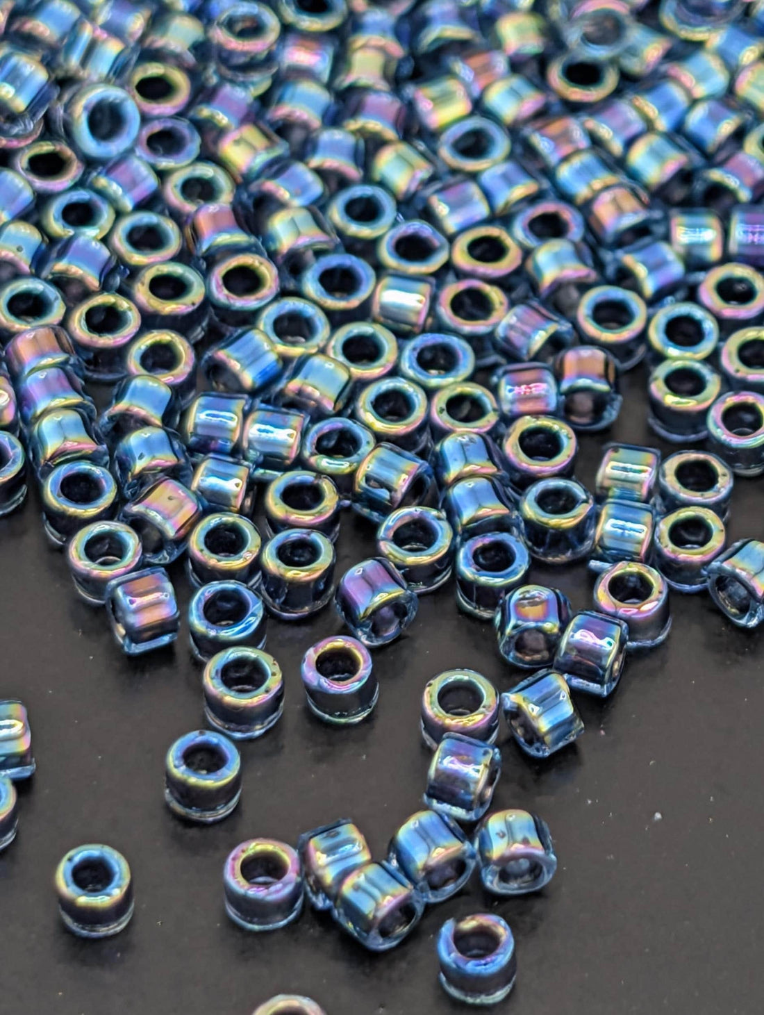 DB0085:Aqua/Blue Inside Color Lined Rainbow | Size 11/0 | 7g