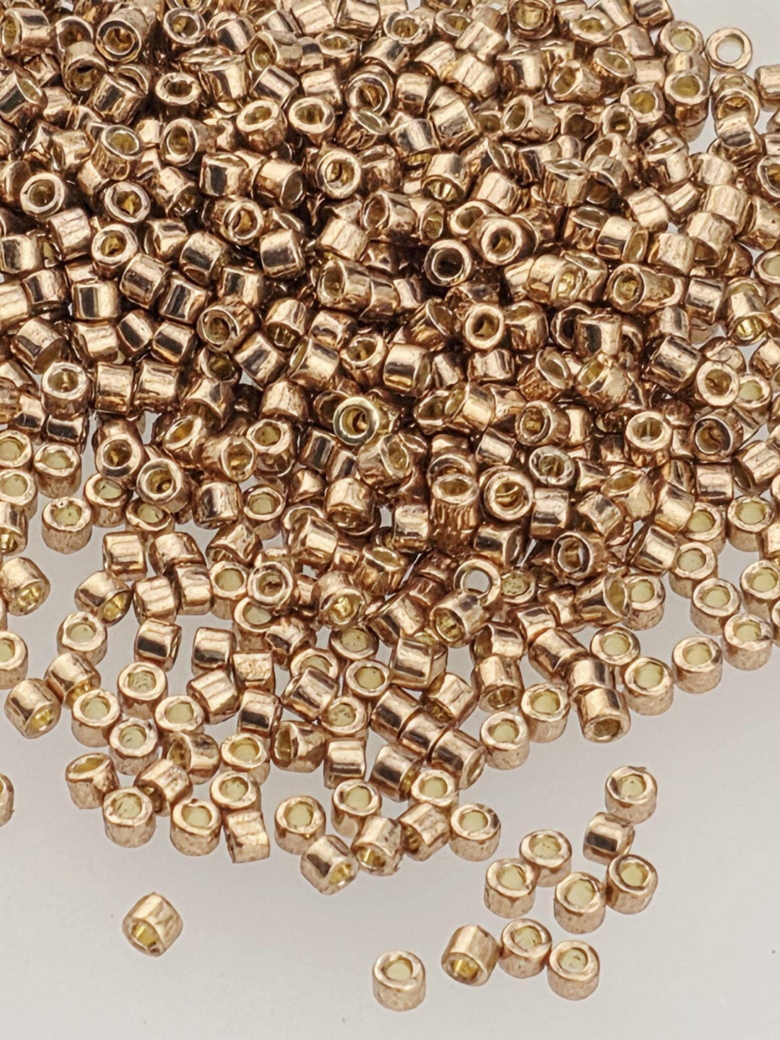 DB2504:Lt. Champagne DC/GA | Size 11/0 | 7g