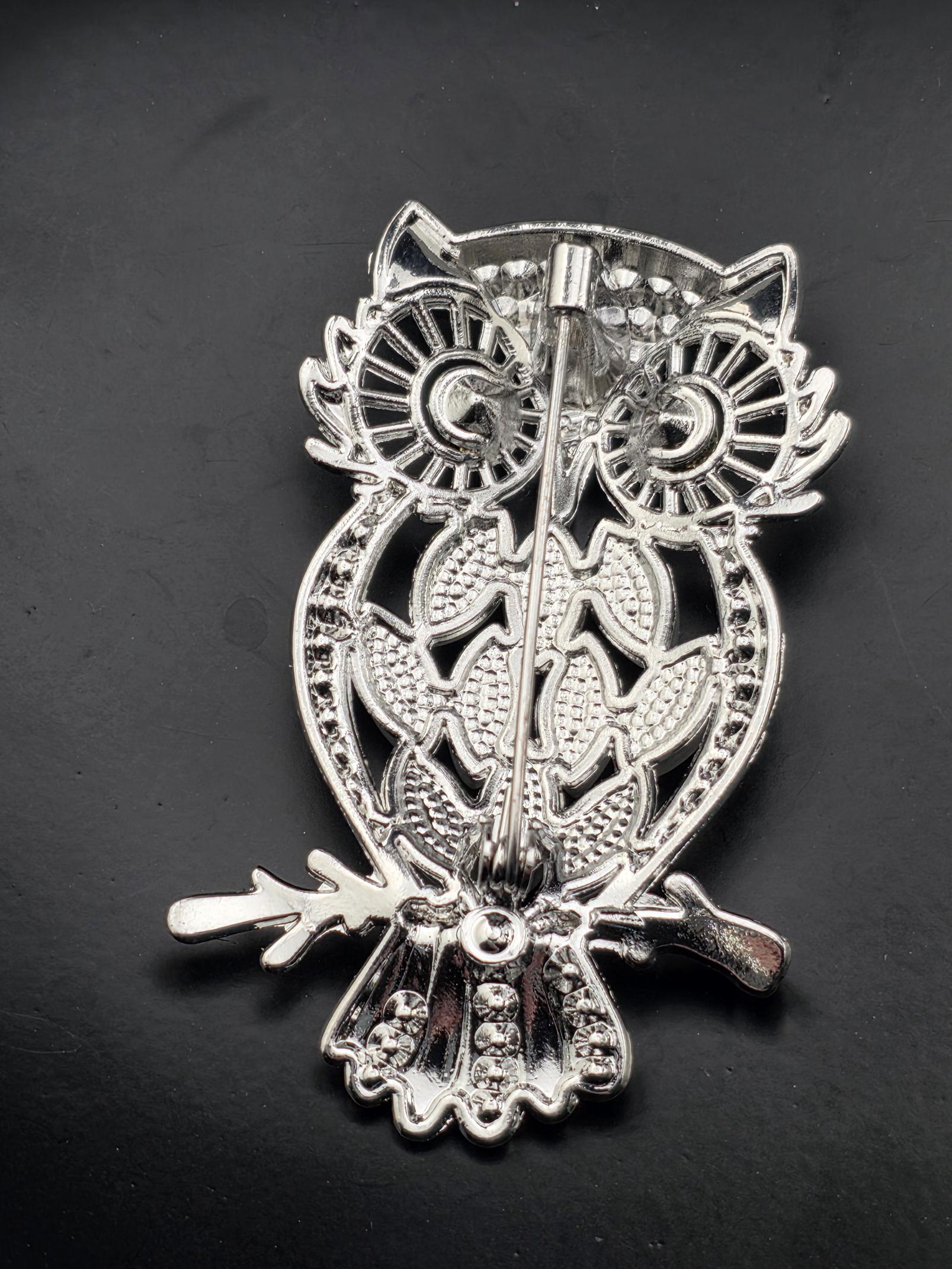 Owl Brooch: Cat's Eye Korean Cartoon Style - Gold and Silver Colors | Handmade Pin | Jacket Scarf Hat Accessory | Gift Idea