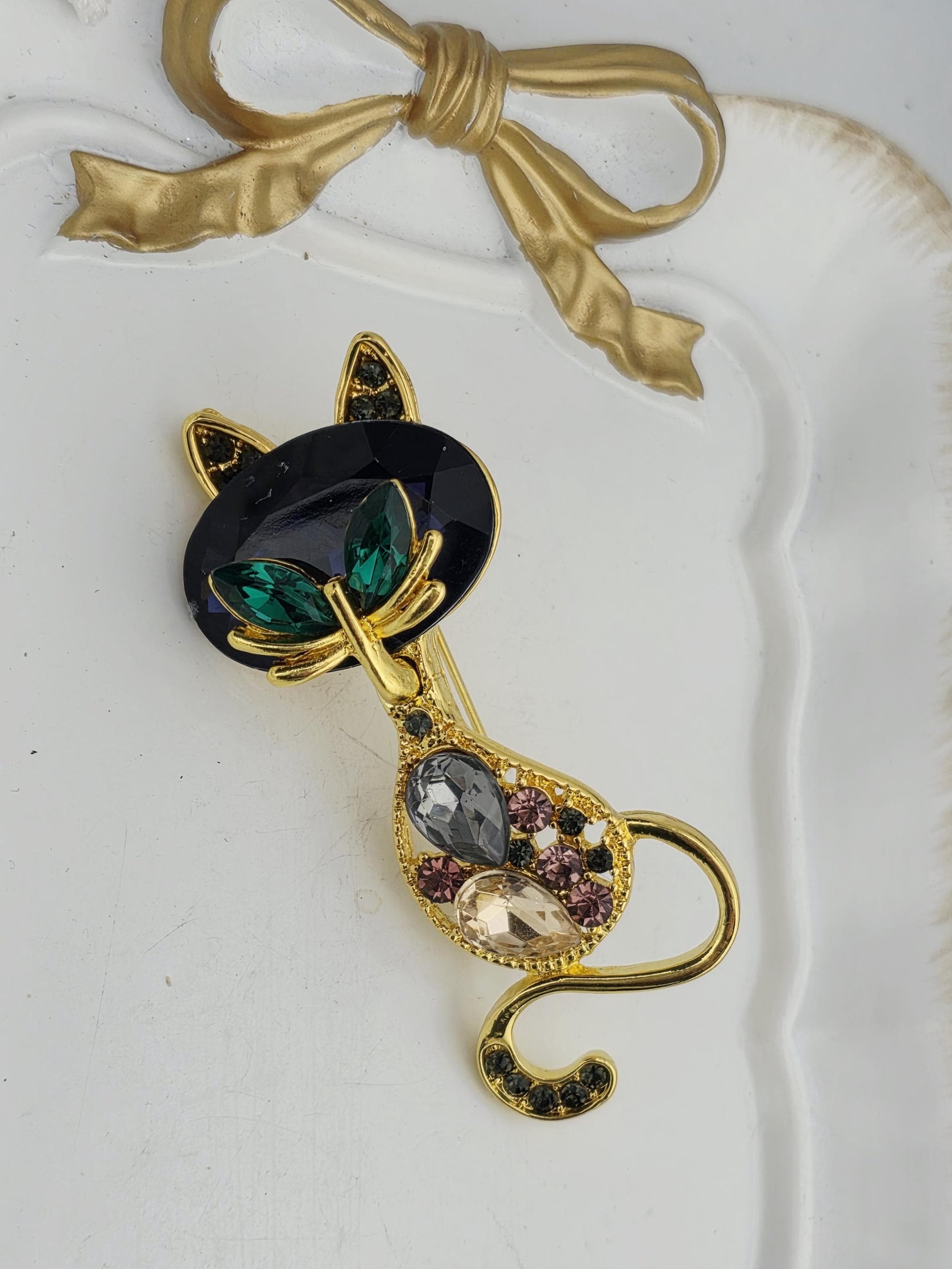 Cat Brooch Pin: Gold-Plated Kitten Design - Green Eyes Detail | Handmade Pin | Jacket Scarf Hat Accessory | Gift Idea