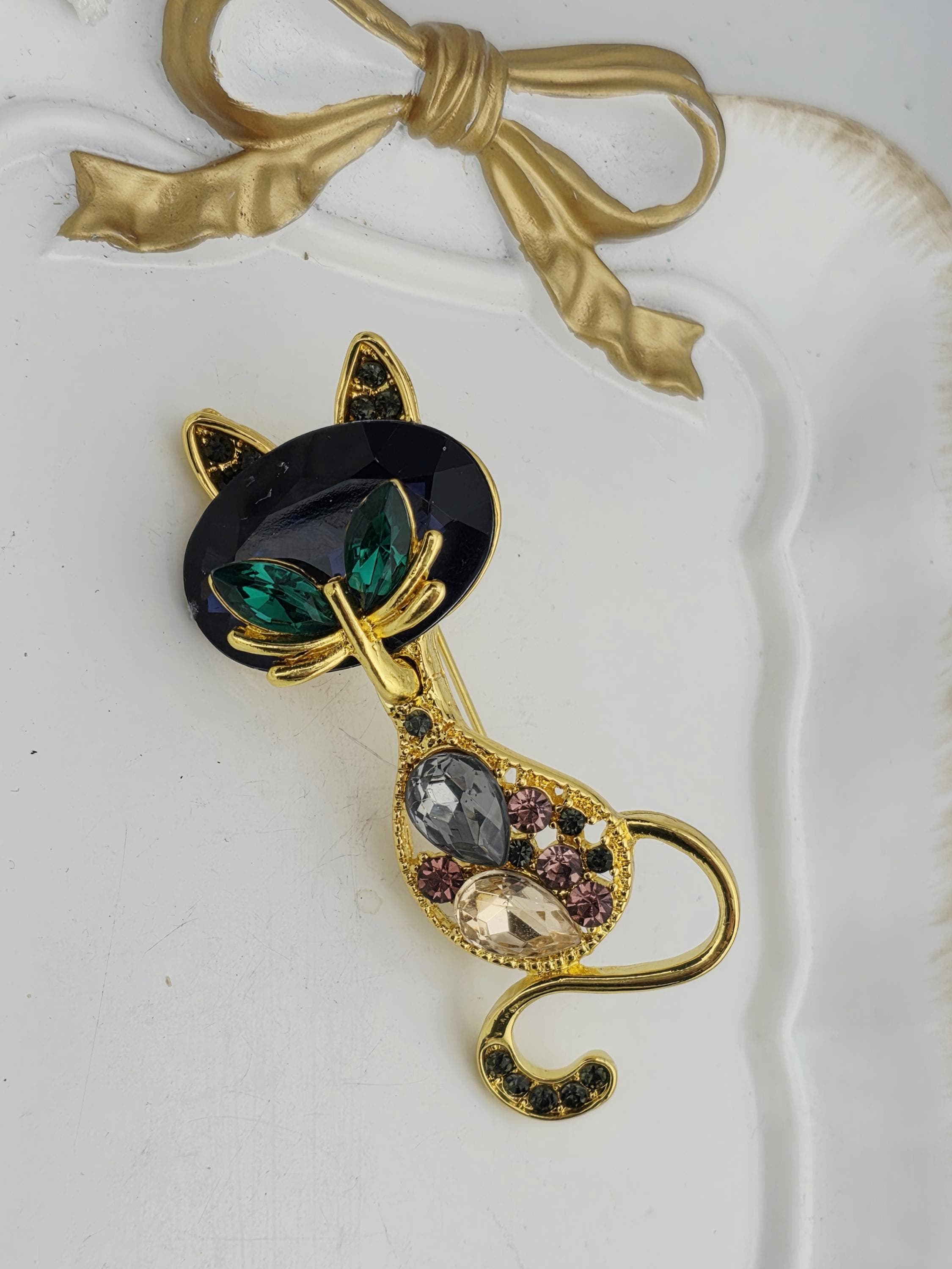 Cat Brooch Pin: Gold-Plated Kitten Design - Green Eyes Detail | Handmade Pin | Jacket Scarf Hat Accessory | Gift Idea