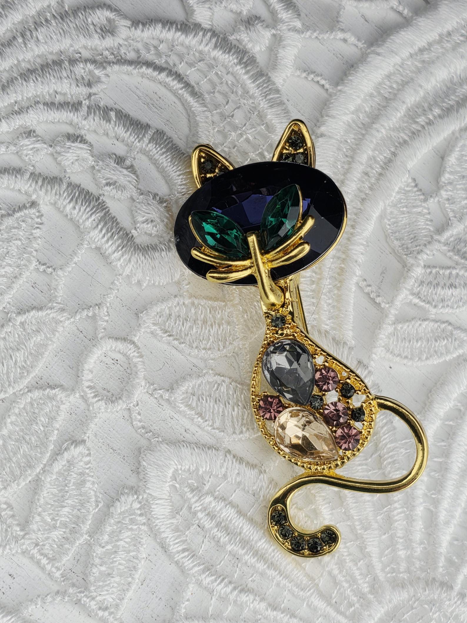 Cat Brooch Pin: Gold-Plated Kitten Design - Green Eyes Detail | Handmade Pin | Jacket Scarf Hat Accessory | Gift Idea