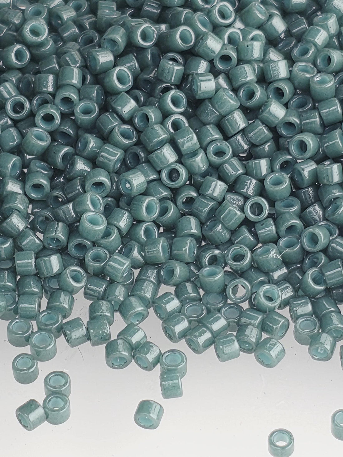 DB2358:Tropical Ocean Green DC/O(D) | Size 11/0 | 7g