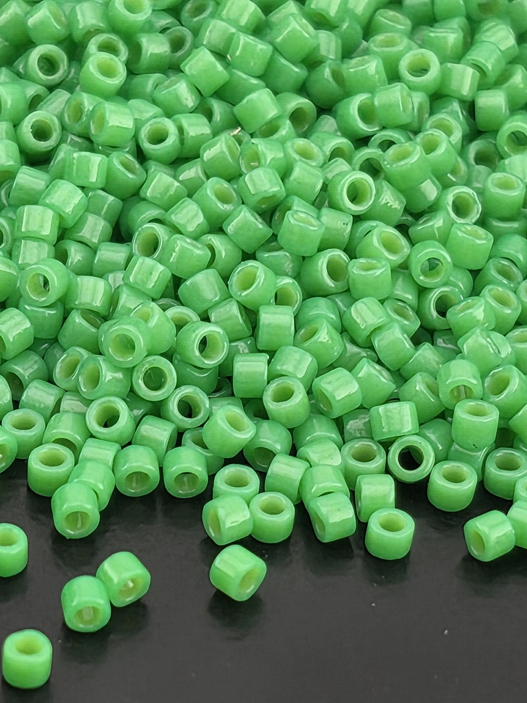 Spring Green DC/O(D) | Size 11/0 | 7g | Japanese Seed Beads | Bead Weaving Embroidery Supply | DIY Jewelry