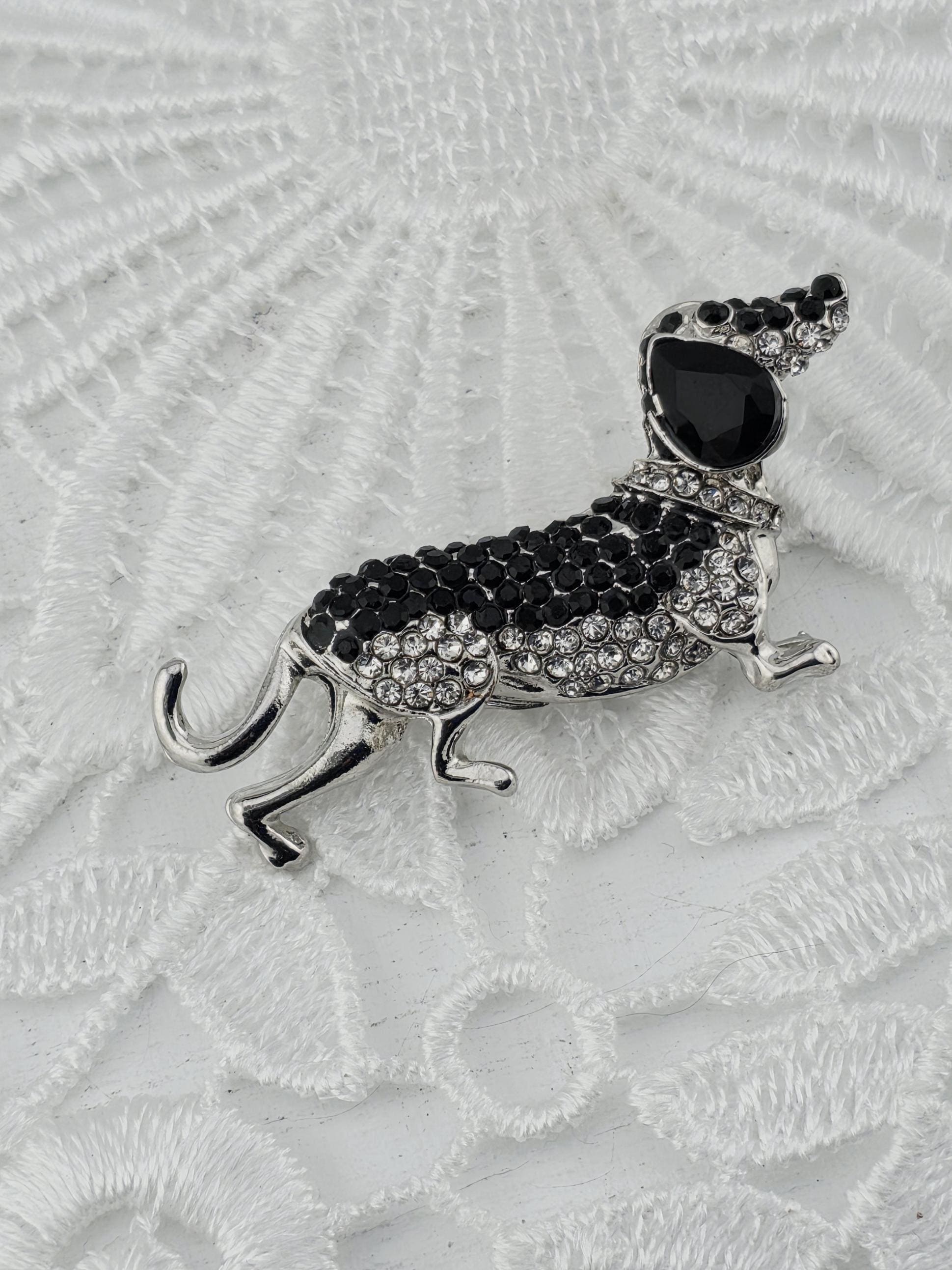 Animal Dog Brooch: Black Gemstone Jewelry Pin (50x25mm)