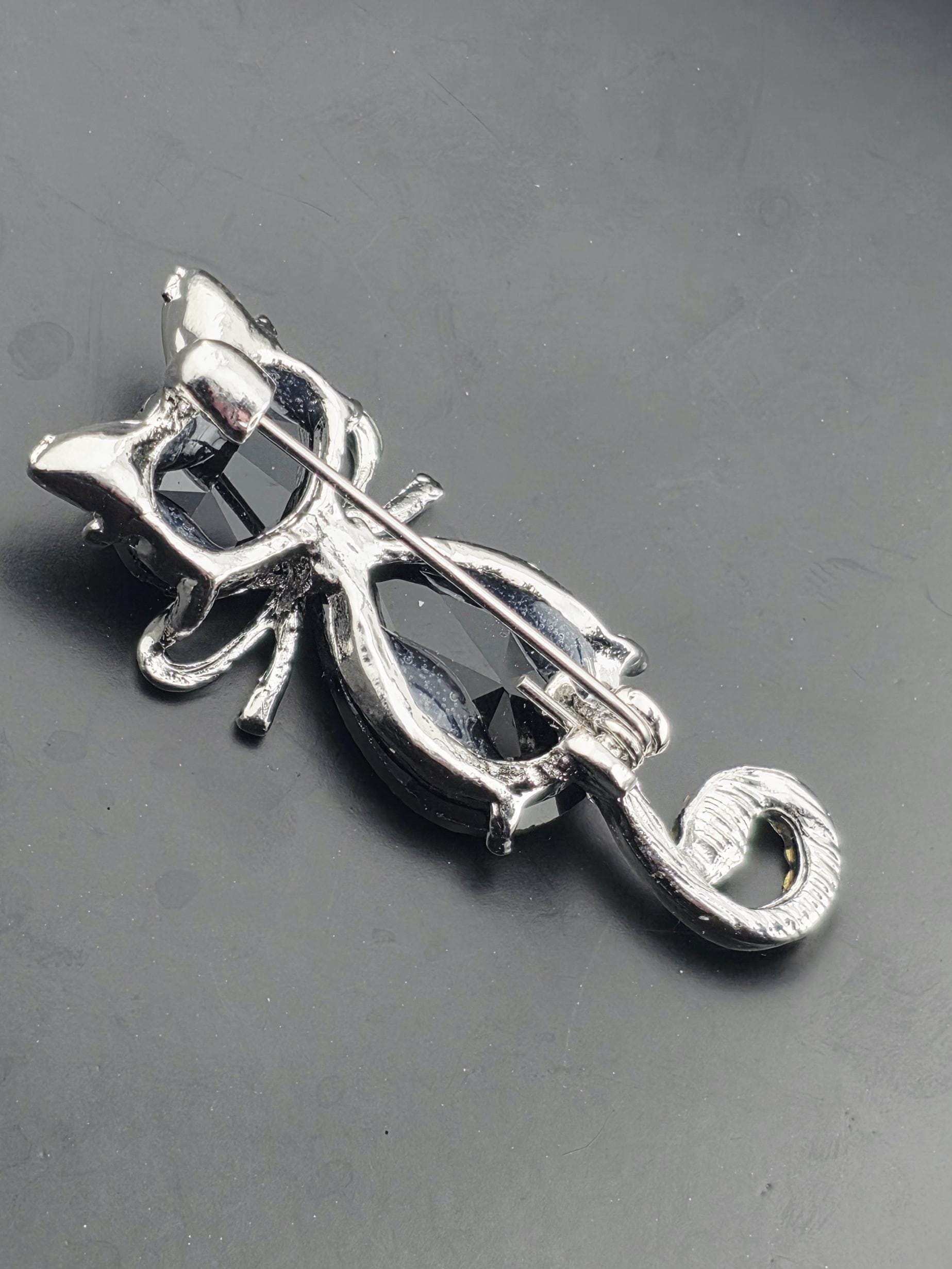 Japanese Korean Style Kitten Brooch Pin (Cute, 45x12mm)