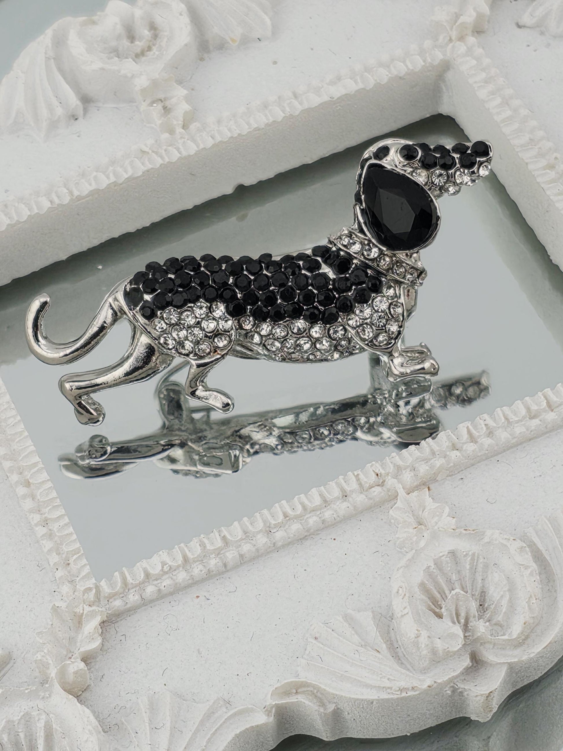 Animal Dog Brooch: Black Gemstone Jewelry Pin (50x25mm)