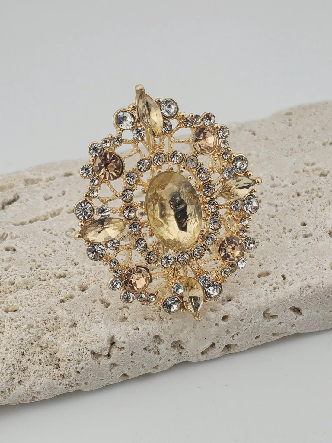 Vintage Gold Oval Rhinestone Brooch Pin (40x35mm, Classic Style)